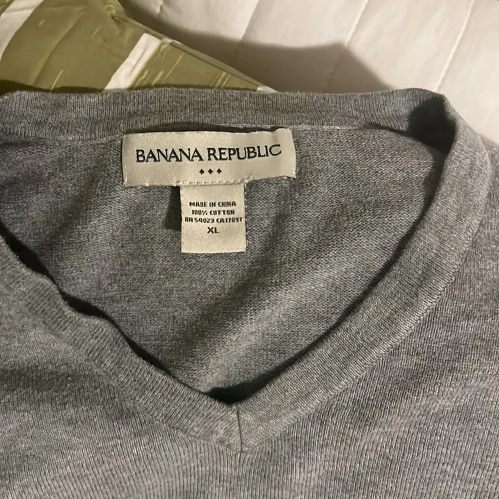 Banana Republic V Neck sweater Gray XL